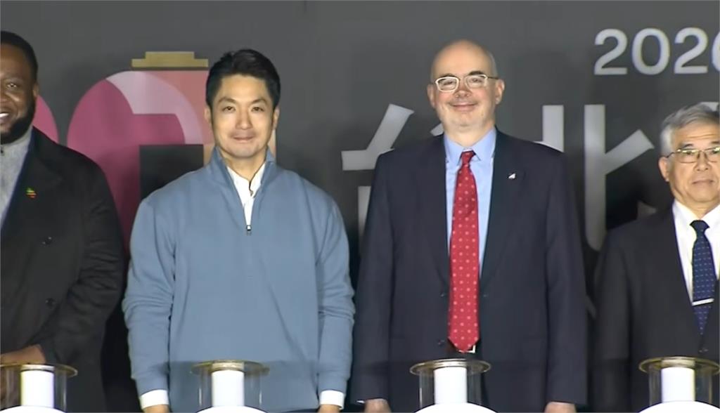 台北燈節主持人高喊：這裡是上海！遭民眾反嗆「是台灣」觀傳局急回應