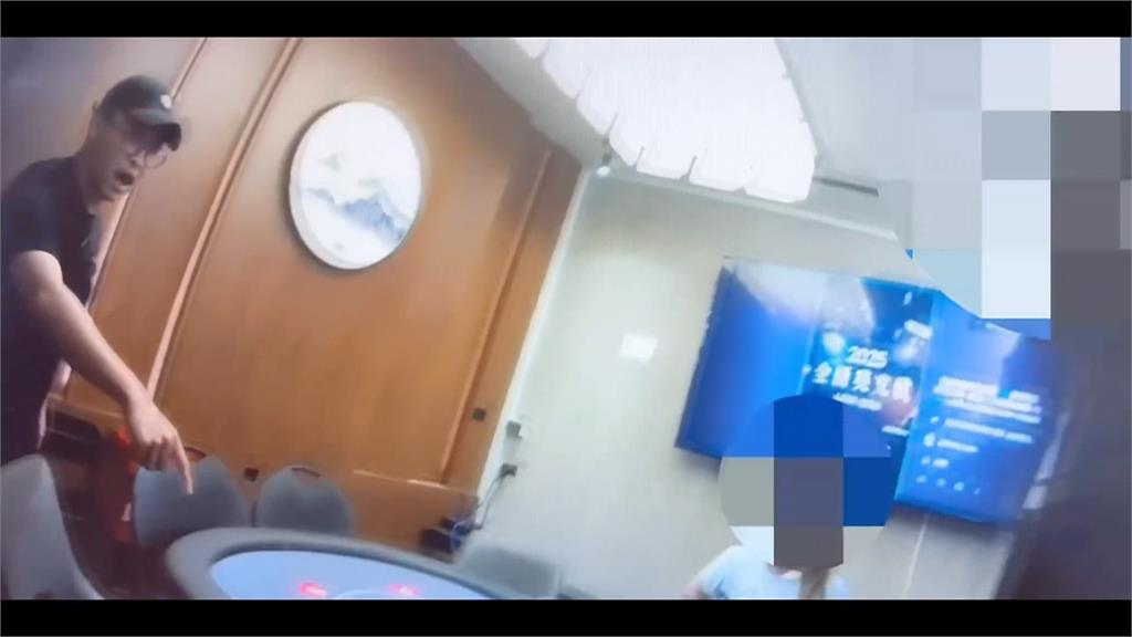 德州撲克賭場隱身民宅 賭客嗆警"憑什麼闖進來"