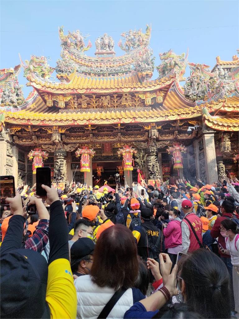 白沙屯媽祖衝進大甲鎮瀾宮!「閃亮三姐妹」聚首信眾噴淚:神界大新聞