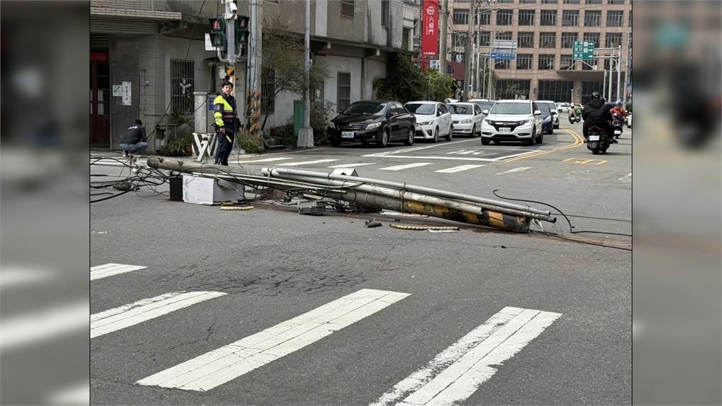 粗心聯結車駕駛忘收大吊臂 電線桿遭拉扯倒地發出巨響