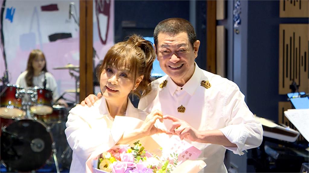 龍千玉將辦首場個人演唱會　蔡小虎驚喜現身彩排送花還獻吻