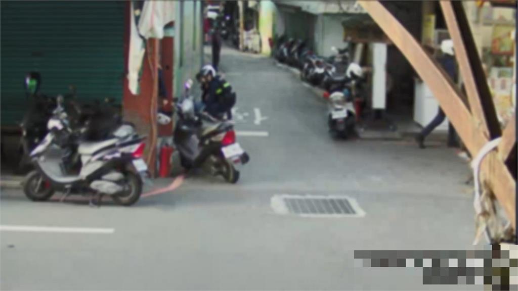 過年心情鬱悶?板橋醉漢手持菜刀逛大街 遭警壓制強制送醫