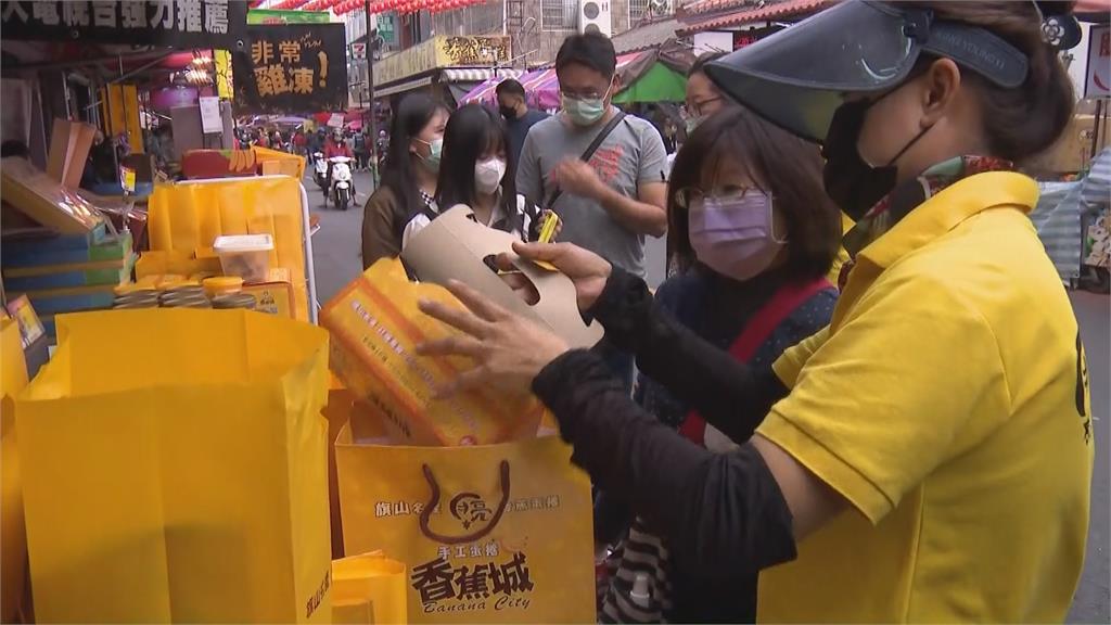 過年走春!旗山老街湧遊客 陳其邁赴山區發紅包引民眾排隊