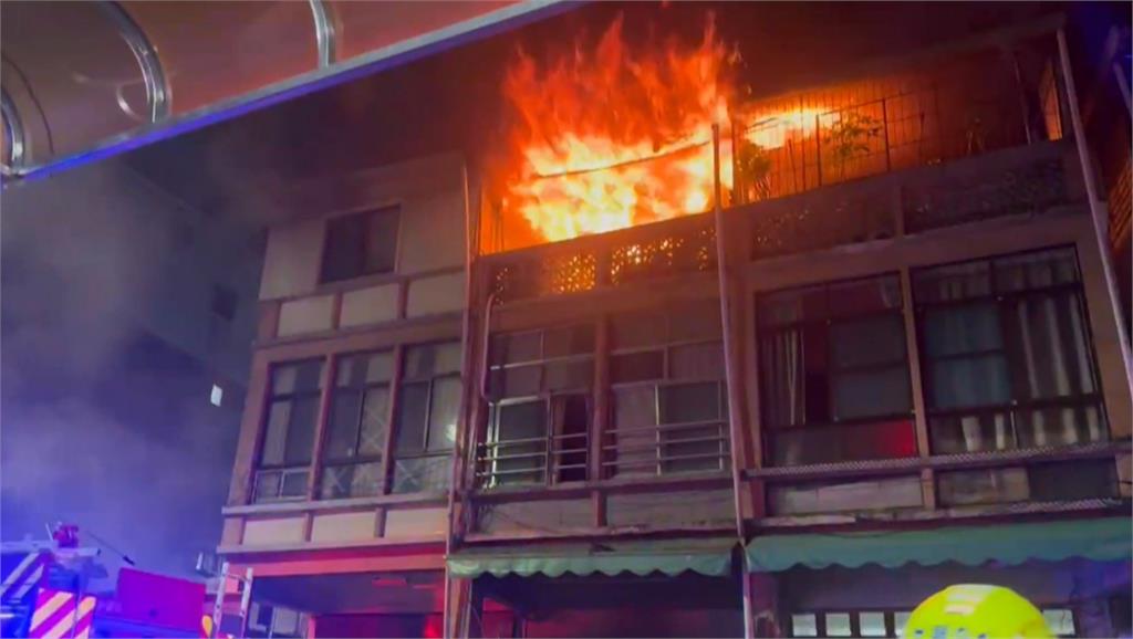 高雄透天民宅火警! 屋主冒險救4歲兒墜樓送醫