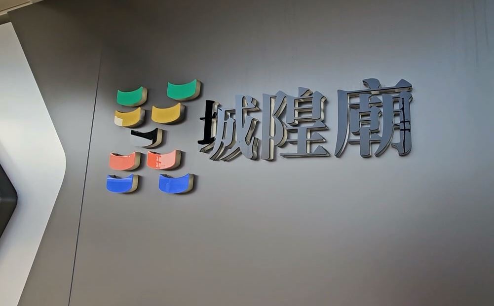 基隆推動企業認養政策 公車亭變身「美式熱狗堡餐廳」