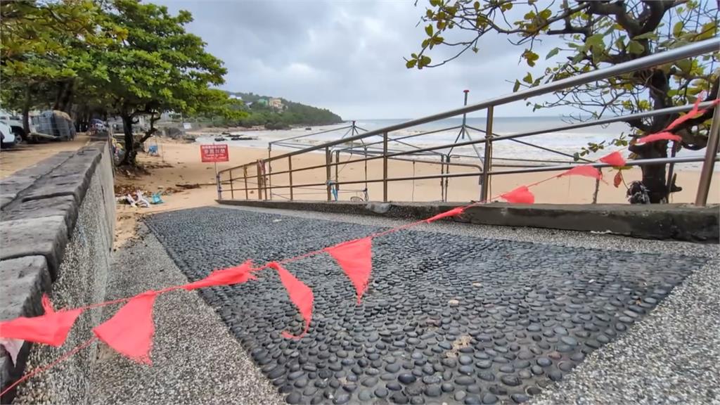 颱風海陸警發布！外國遊客南灣衝浪　墾管處籲遵守規定　最高可罰25萬