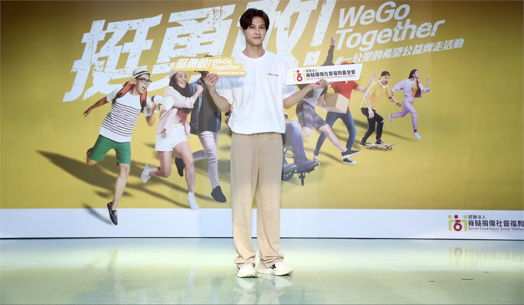 藝人王子邱勝翊挺脊損傷友!體驗坐輪椅和羽球選手胡光秋同場競技