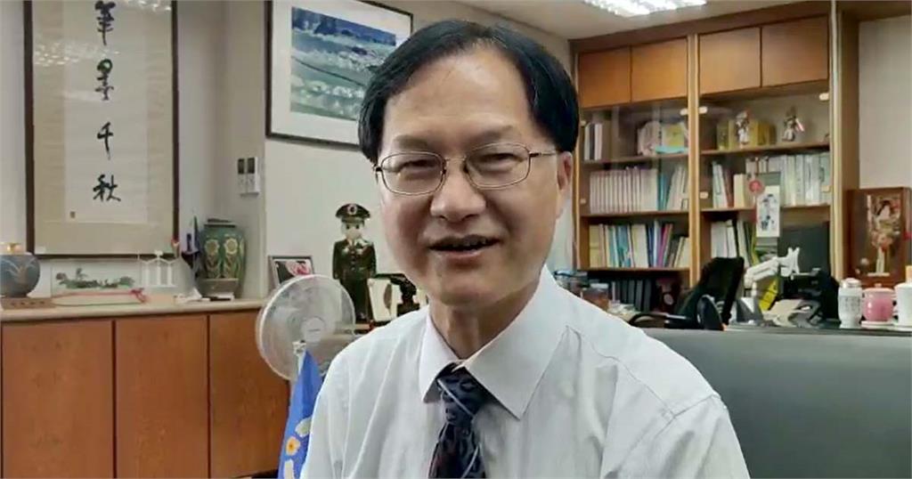 快新聞/羅東高中校長受訪學生背後跳「開花舞」 3人合體跳舞畫面曝光