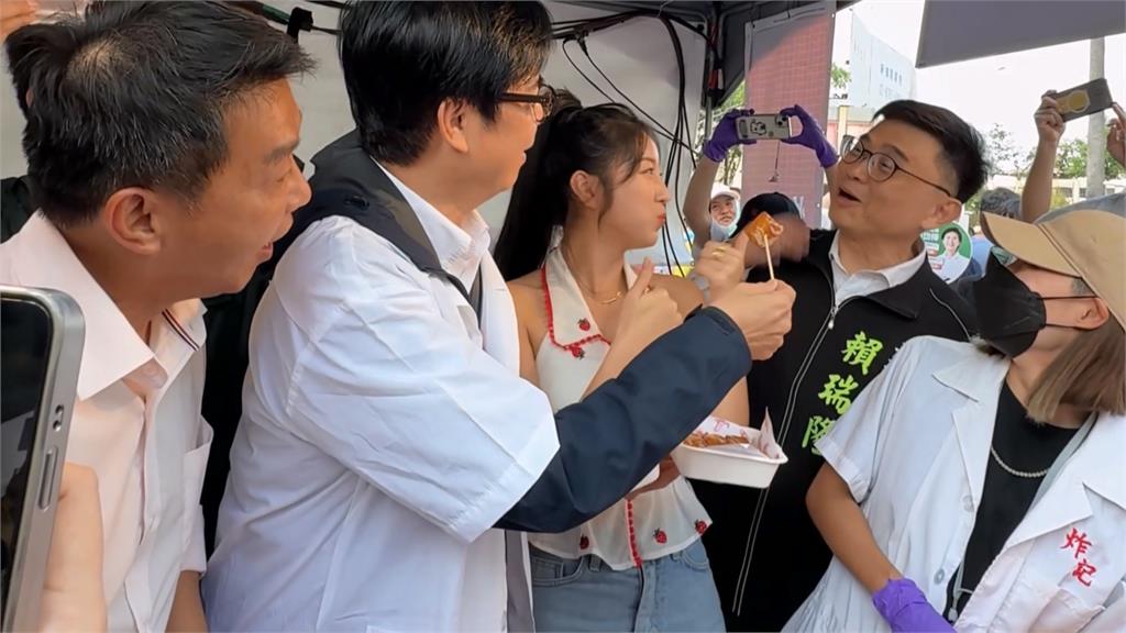 陳其邁出席青創市集活動 「特製馬卡龍」贈許智傑笑到流淚