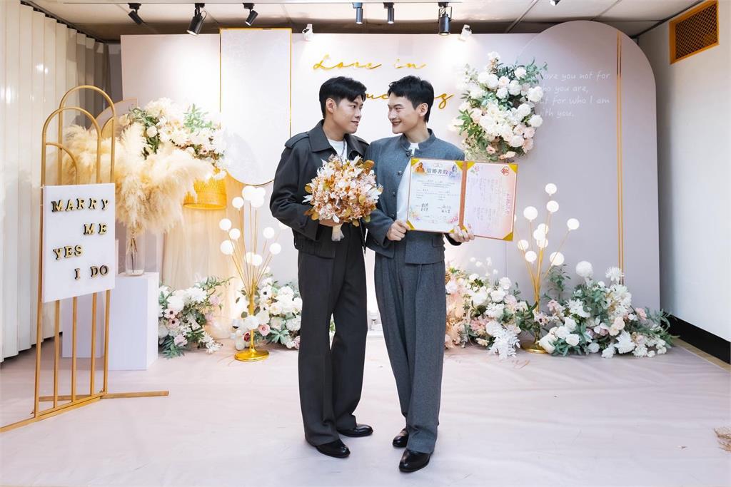 YTR「夫夫之道」甜挑同婚7週年登記結婚!證婚人竟是「政壇、占星界2大咖」