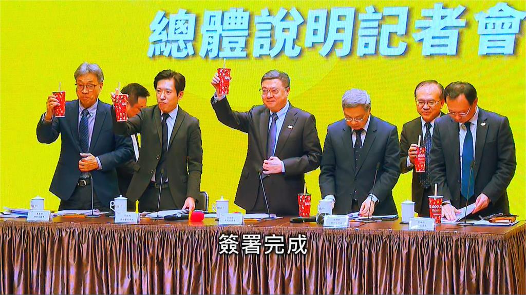 台美貿易協定成績單亮眼 卓揆率內閣舉珍奶乾杯