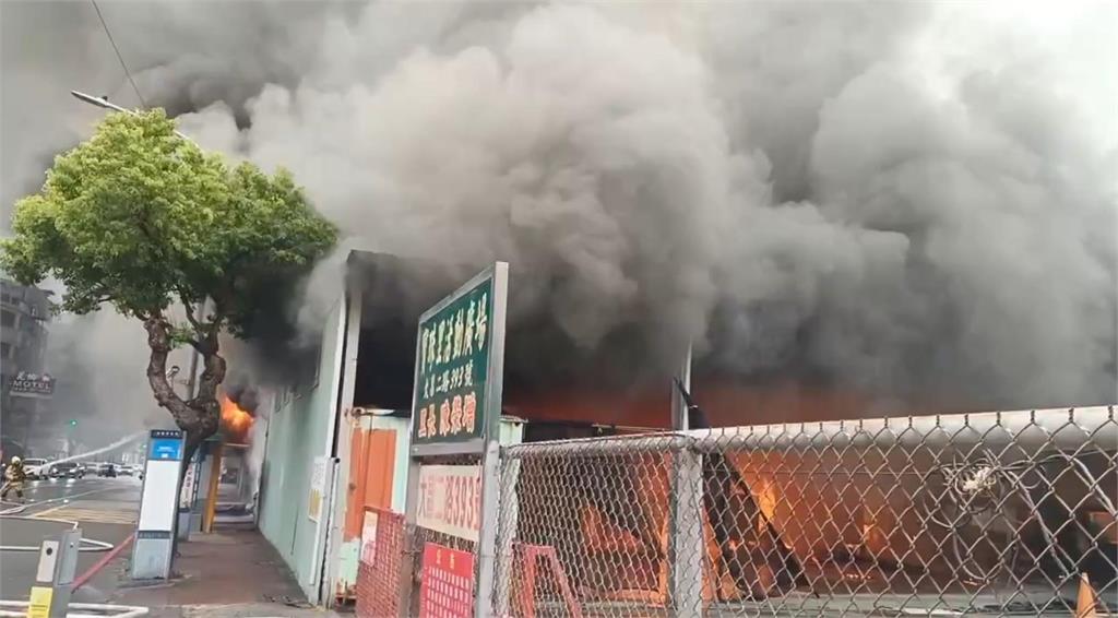 快新聞／高雄三民區里民休閒中心大火　濃煙直竄驚人畫面曝光