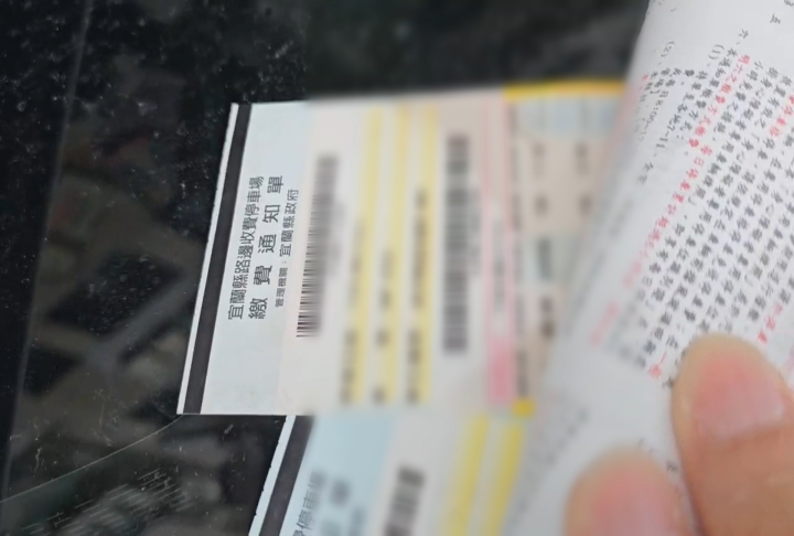 撞爛白色賓士車停路邊近一個月　詭異昨天才剛過戶