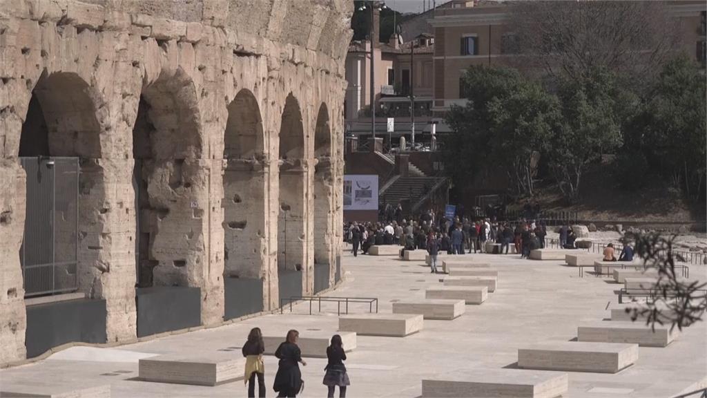 法國艾菲爾鐵塔「搭建網狀吊橋」　義大利羅馬競技場重現歷史樣貌