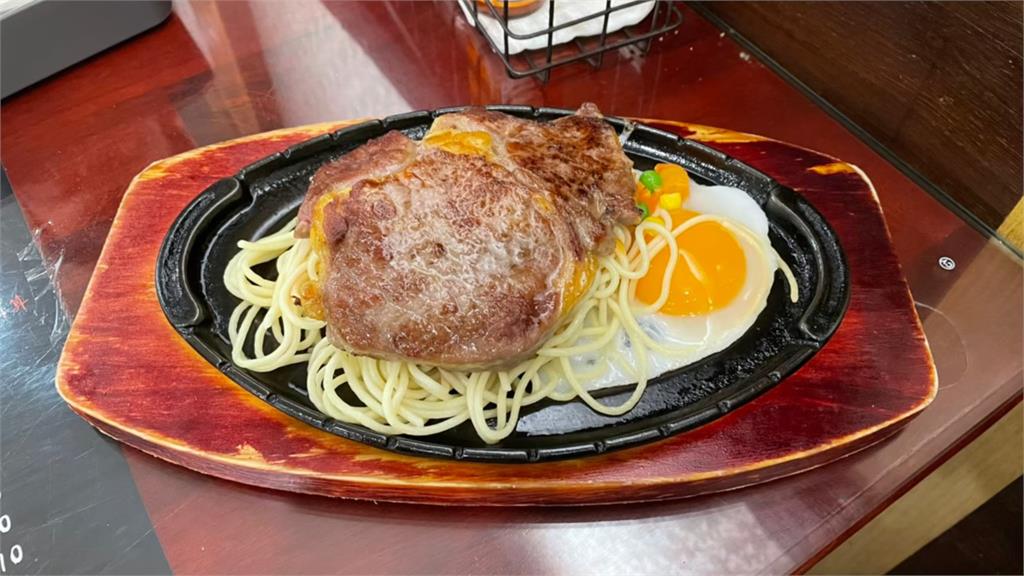牛排館菜單「80元鐵板麵」不敢點?鄉民自曝月底省錢餐:我就是點這個的