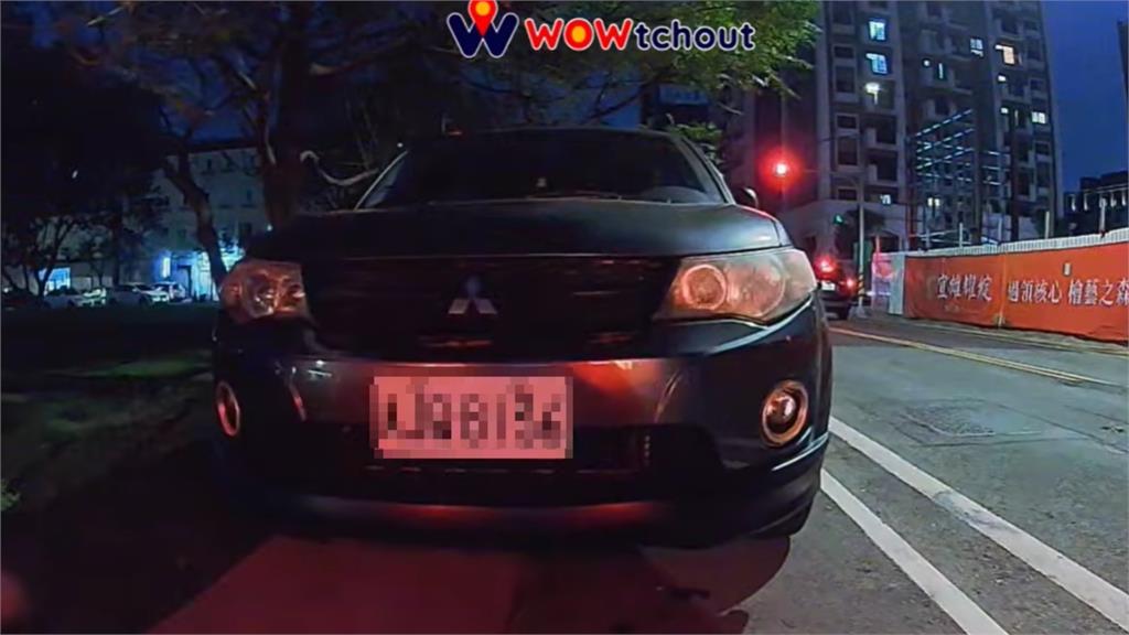 遇女子「肉身佔位」駕駛用這招回敬！他霸氣喊：她真的以為我不敢欸…