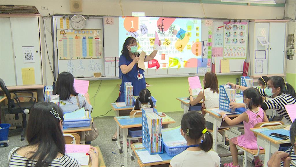 小一新生「場勘」熟悉校園 他們保證會把口罩戴牢