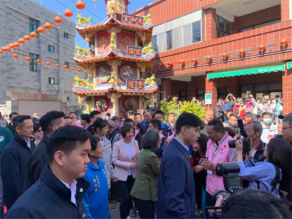 快新聞/陪同蕭美琴赴太平太和宮贈匾 何欣純:跟隨賴總統讓台灣愈來愈好