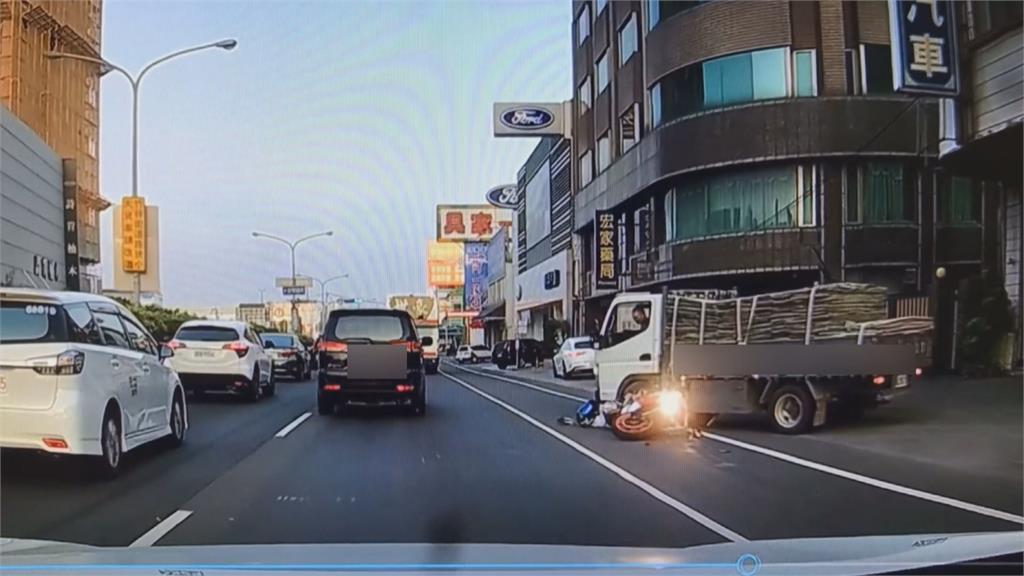 閃避匯入車道小貨車　紅牌重機急煞翻一圈倒地