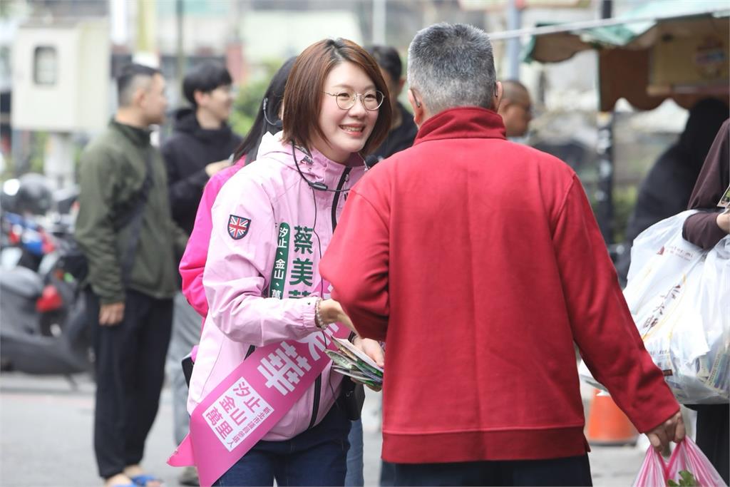 蔡美華汐止中正市場掃街拜票   巧遇李㼈採買送上加油祝福