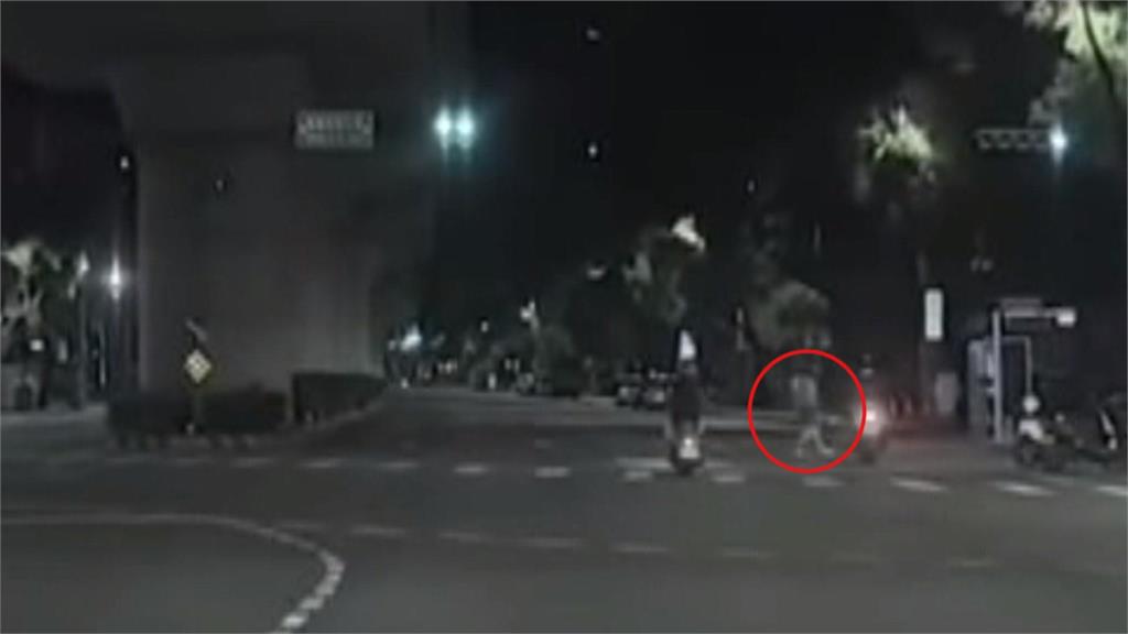 行人疑闖紅燈穿越馬路 機車撞上雙方擦挫傷