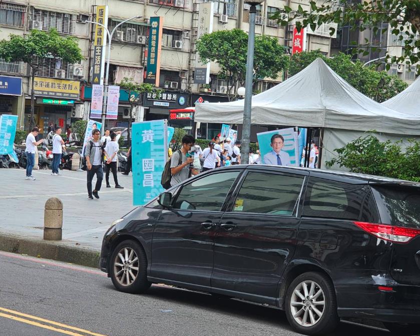 黃國昌造勢場「5千人在家蹲YT直播」現場超空！四叉貓曬照「估算實際人數」