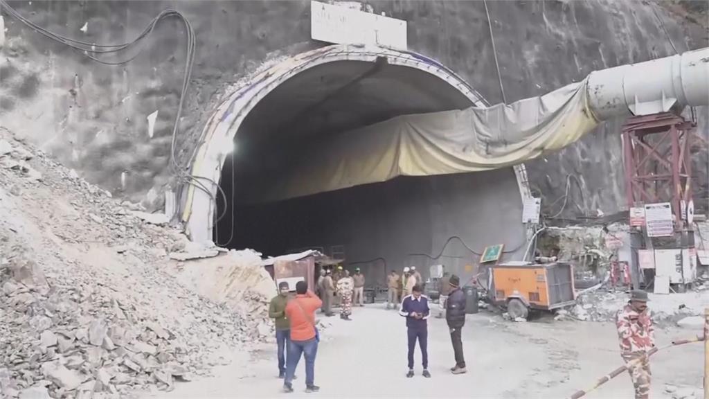 印度隧道坍塌40名工人已受困3天　家屬不滿前往事故地點示威