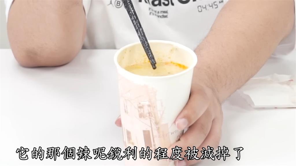 泰YTR嚐早餐店隱藏吃法　「玉米濃湯+辣椒醬」讓他拍手讚：香氣更突出