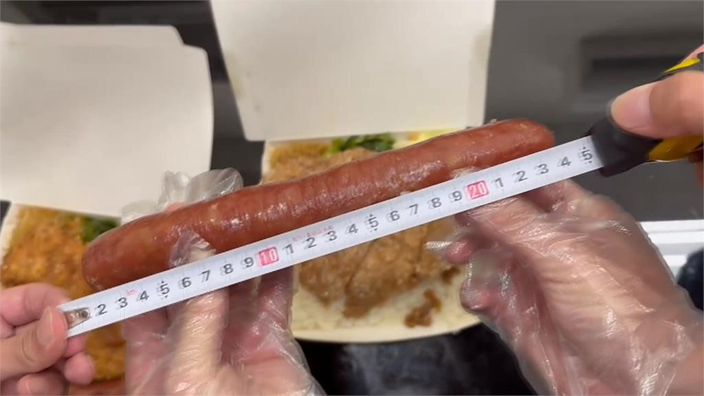 超豪華爆肉便當　香腸23公分超出便當盒.雞排比臉大