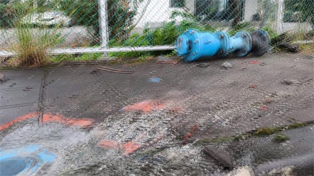 疑高速撞車又撞毀電桿、水栓　肇事駕駛「無照」心虛棄車逃逸