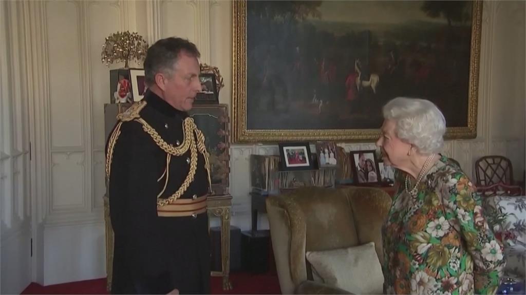 英女王傷後首度露臉　接見國防參謀長