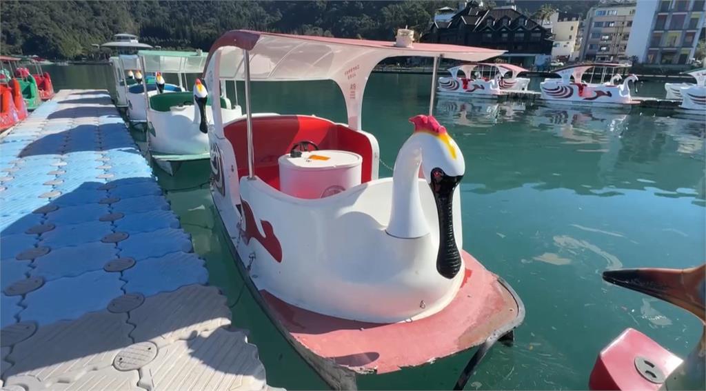 危險當有趣！　日月潭１男１女乘天鵝船　「狂搖猛晃」驚險畫面曝