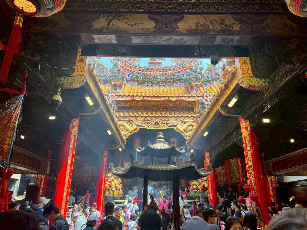 大甲媽出巡「女信眾挺柯文哲」要媽祖保佑!網一看「竟是蔡壁如」驚了:沒用…