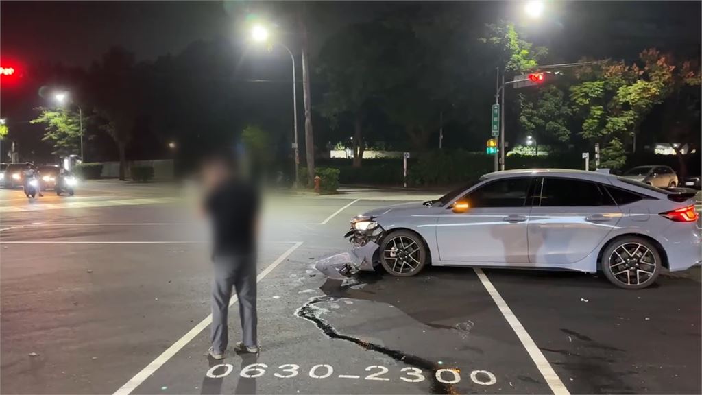 多元計程車左轉撞機車　騎士噴飛撞進豆漿店濺血