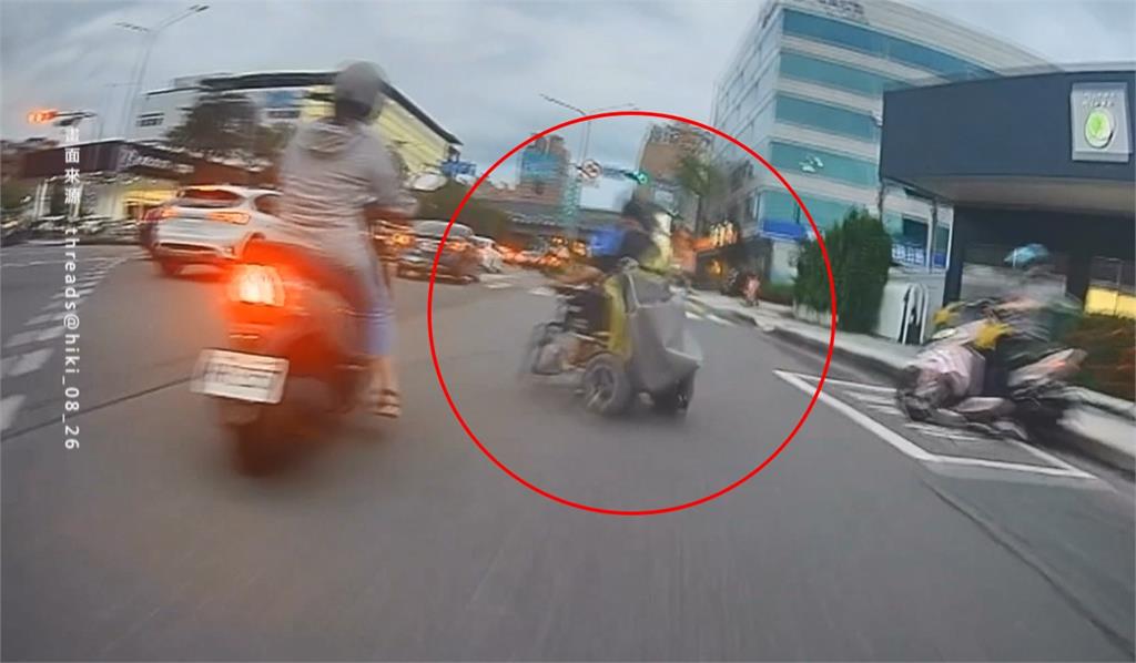 玩命？輪椅突左轉衝向車道　騎士閃避不及撞成一團２人輕傷