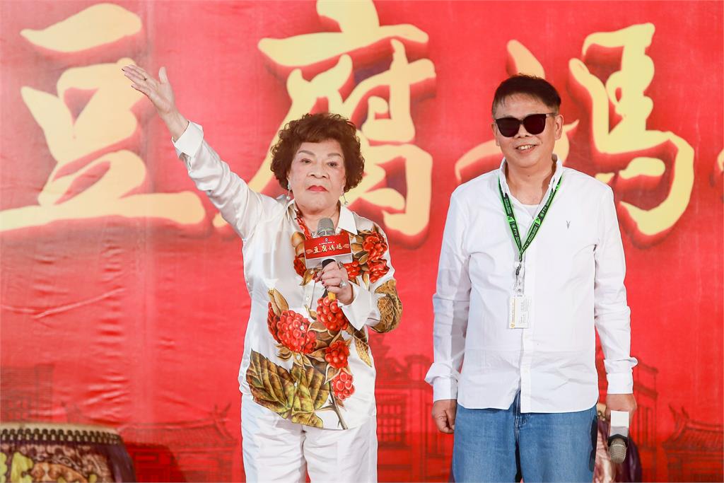 馮凱攜母回歸民視最新八點檔《豆腐媽媽》!88歲周遊大跳「飛龍舞」炸裂全場