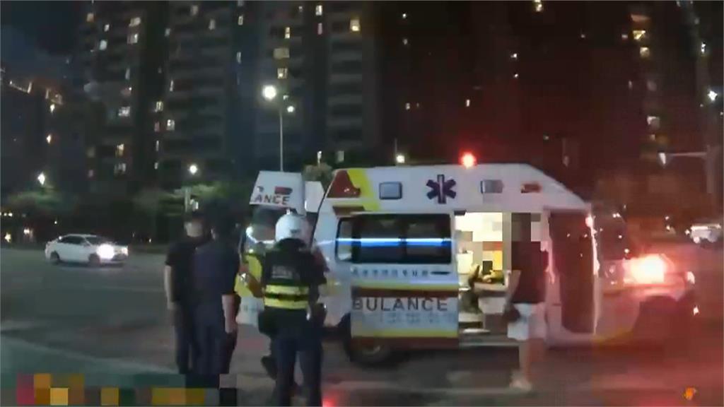 情侶吵架耍賴！　醉女鬧脾氣竟對警「飛撲騎背」