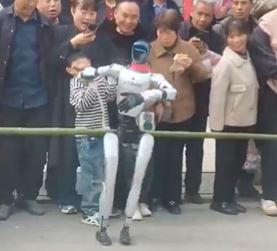 被魏哲家評好看但沒用！　隔天中國機器人又出包了