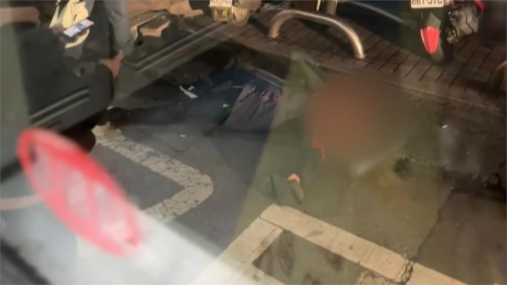 你碰到我了!搭公車不滿「被碰到」 男將70歲翁踹下車