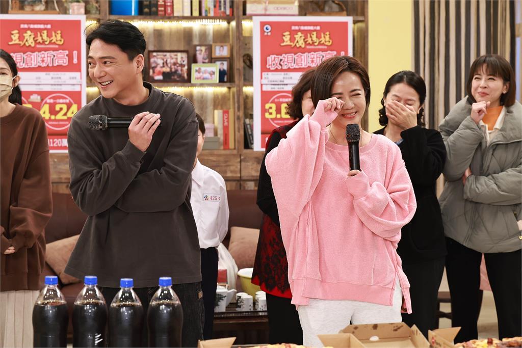 《豆腐媽媽》收視破紀錄飆破4.24！陳仙梅「下跪道歉」竟遭影帝逼退群