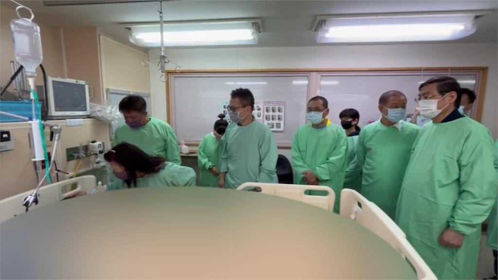 老天也哭泣!黃瑋震遭毒駕撞殉職 同仁列隊致意突下大雨場面哀戚