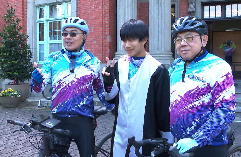 南一中單車環島抵台大　台大校長陳文章親自迎接學弟