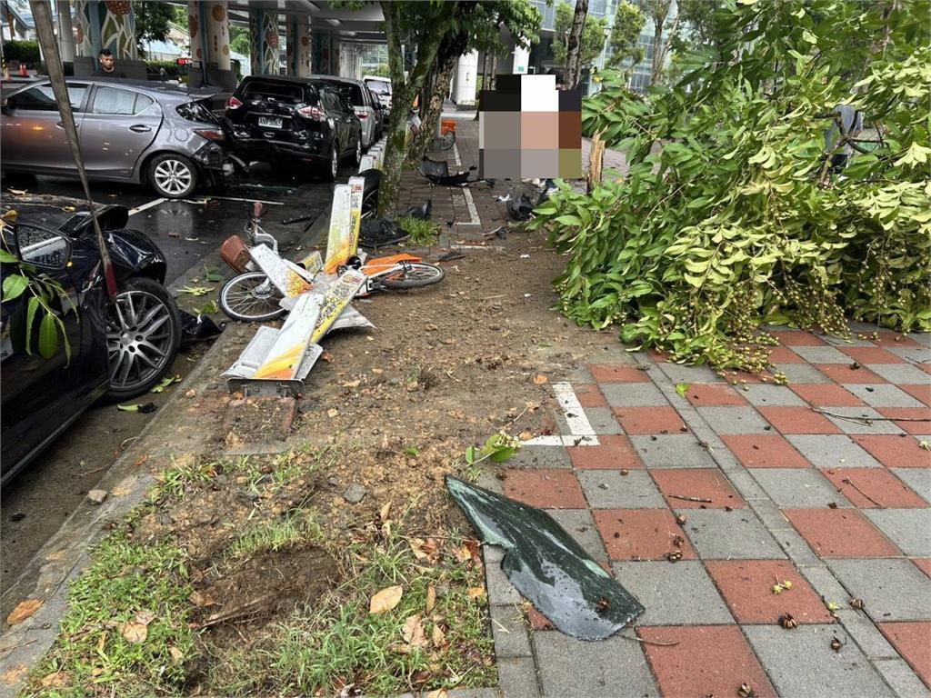 快新聞/要賠慘了!起步就失控 內湖海神連撞3車「連YouBike樁都被鏟爛」
