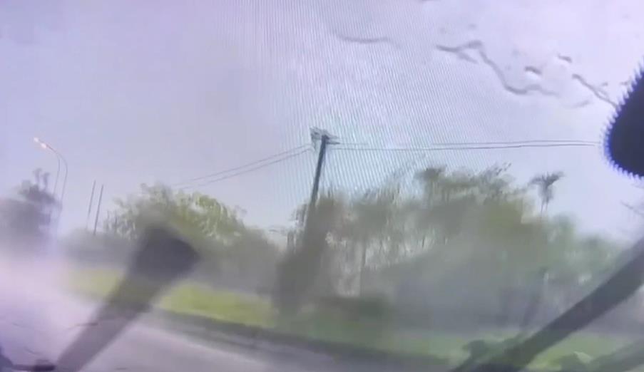 國1苗栗三義段警車自撞! 疑天雨路滑釀禍1警1嫌受傷