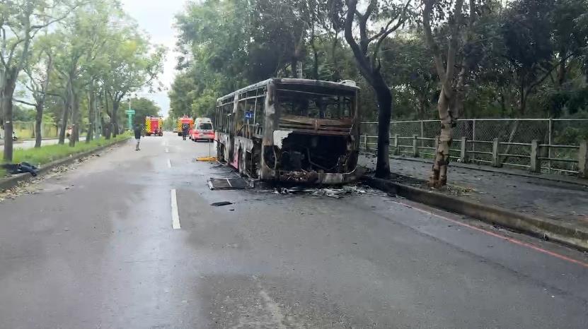 快新聞／台中客運公車馬路上起火燃燒！整輛燒成焦炭廢鐵　司機急疏散乘客