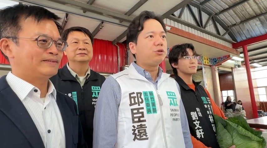 邱臣遠竹北掛看板「不鬆口參選」 同黨林碩彥酸；要選就大方說