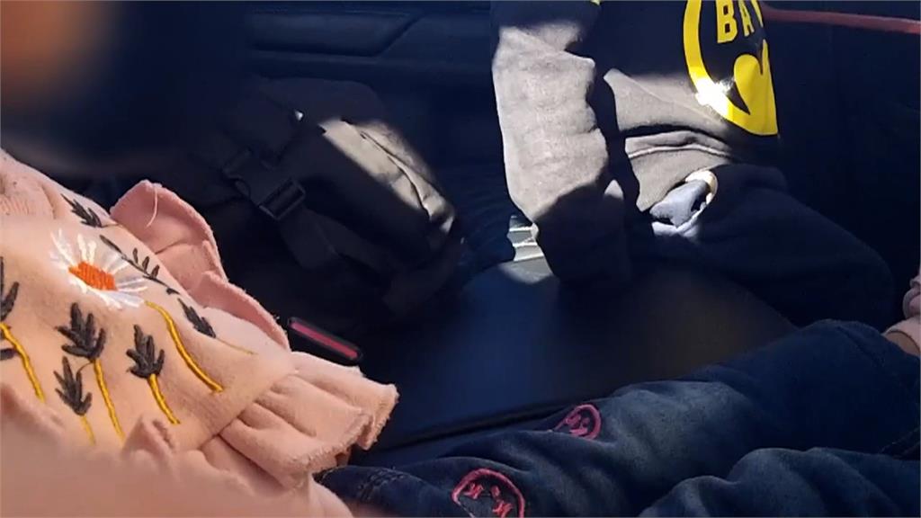 媽媽國道自撞昏迷!車內兩幼童嚇哭 幸路過暖警發現安撫送醫