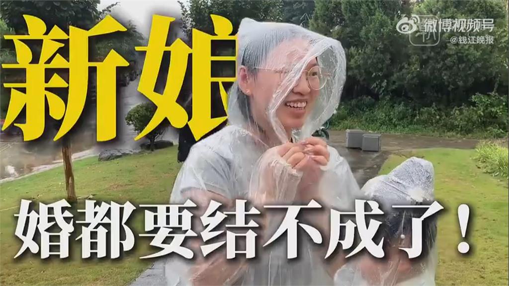 白海豚狂風暴雨橫掃 上海大淹水民眾公園游泳警察逮人