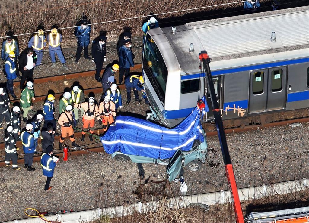 日本JR列車撞上轎車「現場畫面曝光」 車遭撞飛300公尺釀2死