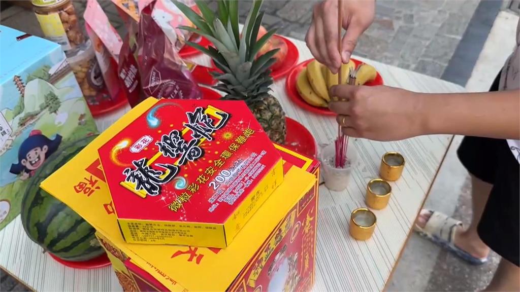 工程行開工祭拜　「切管儀式」火星噴濺突點燃鞭炮開炸